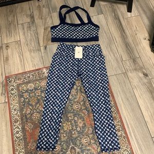 Brand new with tags XL fabletics bra &leggings set. Daisy print.Great condition